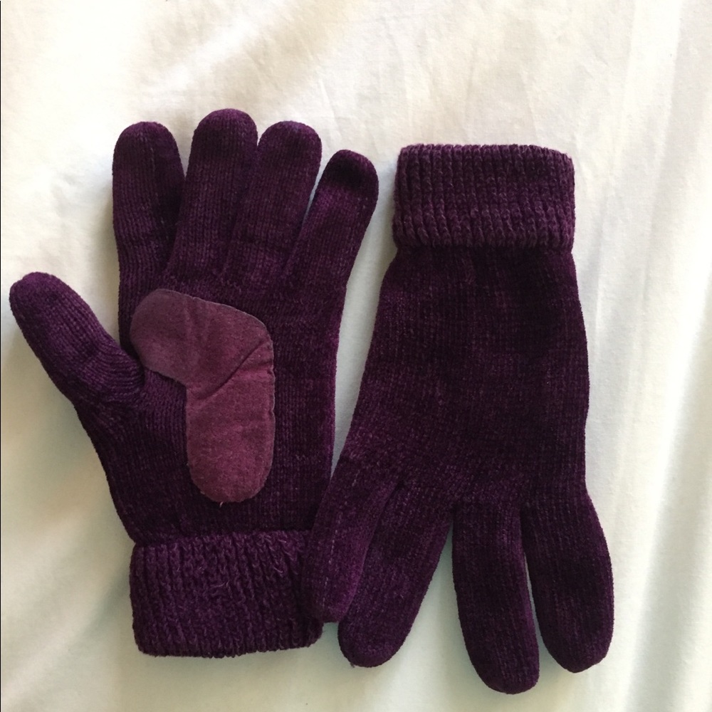 Purple winter gloves with hand grip